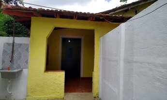 Imagem: Alugo casa com 01 suíte, varanda e garagem