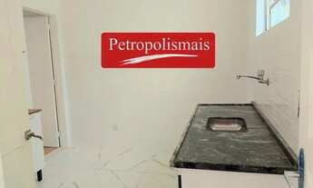 Imagem 3: Marcio PETROPOLISMAIS Vende CASA COM 3 QUARTOS + ANEXO QUARTO/SALA + GARAGEM COBERTA