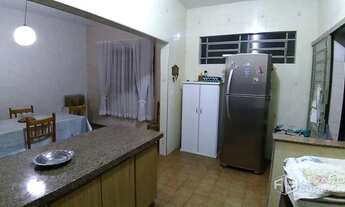 Imagem 2: Casa no centro da cidade, com sala, 3 dormitórios, sendo um com armário embutido, banheiro