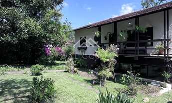 Imagem: Casa em condomínio com amplo terreno e