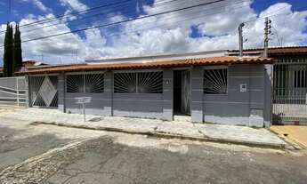 Imagem 2: Casa com 3 quartos (1 suíte), garagem ampla, sala para dois ambientes, muito confortável