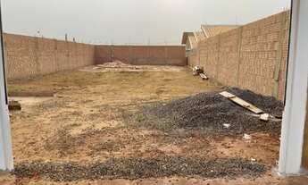 Imagem 4: Terreno 10x25, murado, com portão de elevação, padrão e pronto para construir