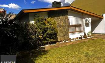 Imagem 2: Casa térrea, com 2 dormitórios, 3 vagas, no bairro Ipanema, Porto Alegre, RS