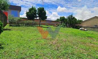 Imagem 2: Terreno Espaçoso em Localização Privilegiada Perfeito para Construir ou Investir