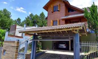 Imagem: Linda Casa com Piscina em Área Nobre de