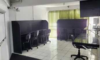 Imagem: Escritório totalmente mobiliado com garagem