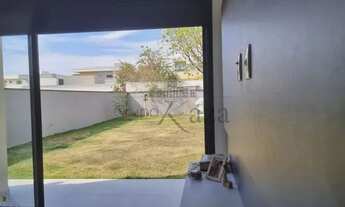 Imagem 5: Casa de condomínio para aluguel possui 250 metros quadrados com 4 quartos