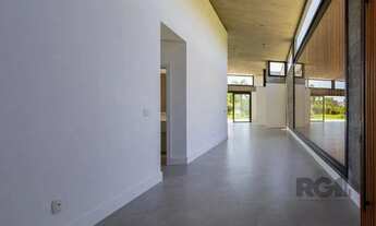 Imagem 4: A Casa Le Mans, uma residência térrea de esquina com 389,48m2 de área coberta