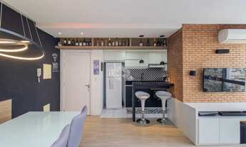 Imagem 3: Apartamento reformado de 2 dormitórios, com suíte e 2 vagas, no Passo da Areia