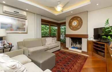 Imagem 2: Apartamento reformado com churrasqueira e duas vagas em Porto Alegre