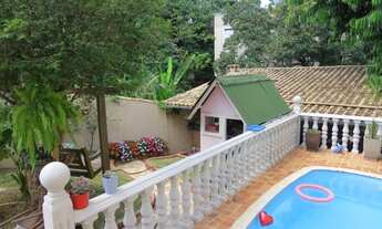 Imagem: Casa em lote de 360m² com piscina e varanda