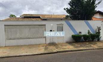 Imagem 2: Ótima casa c/ 03 dormitórios sendo 01 suíte e edícula c/ 01 quarto e banheiro privativo