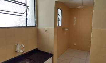 Imagem 2: Apartamento de 3 quartos e 2 banheiros com armários na cozinha e banheiro, DCE completo, 1