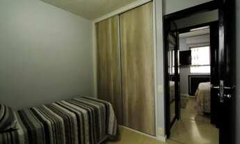 Imagem 6: Amplo apartamento, reformado, 2 dormitórios com armários planejados