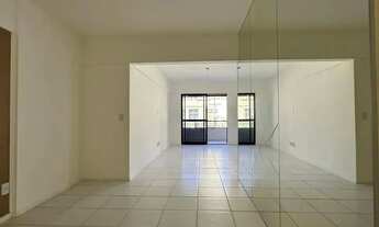 Imagem 2: Imóvel para venda com 105 metros quadrados com 3 quartos em Ponta Verde - Maceió - AL