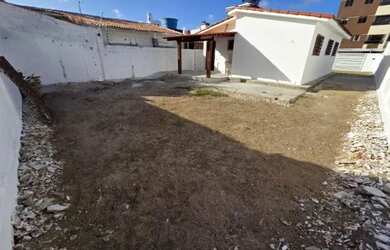 Imagem 4: Bancários - Alugo casa próximo às três ruas! Amplo espaço externo