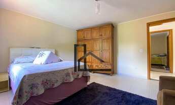 Imagem 2: Casa com 3 dormitórios (2 suítes) 4 vagas e quintal. Aproximadamente 15 minutos do centro