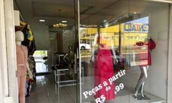Imagem: Linda boutique com vitrine em vidro e com