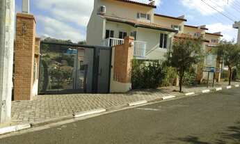 Imagem: Casa em condomínio, com portão eletrônico