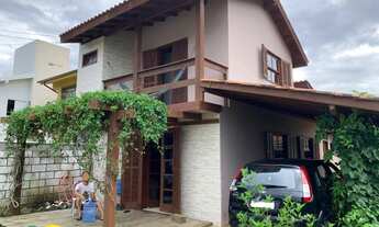 Imagem: Três casas em terreno com 468 m² a 150