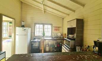 Imagem 3: Casa com 2 dormitórios em madeira de lei em terreno que comporta outra edificação - Campec