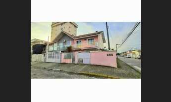 Imagem 2: Sobrado de esquina no Centro de Camboriú-2 suites-2 vagas -jardins