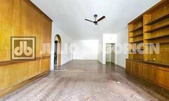 Imagem 3: Cosme Velho! Amplo apartamento com quatro quartos, suíte e vaga na escritura! Oportunidade