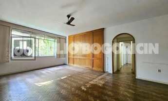 Imagem 2: Cosme Velho! Amplo apartamento com quatro quartos, suíte e vaga na escritura! Oportunidade