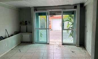 Imagem 2: Loja aluguel Sepetiba, Rua Aristide Gouveia número 618 com bom espaço e banheiro e porta