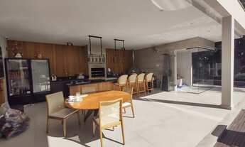 Imagem 4: Casa de condomínio para venda possui 750 metros quadrados com 5 quartos