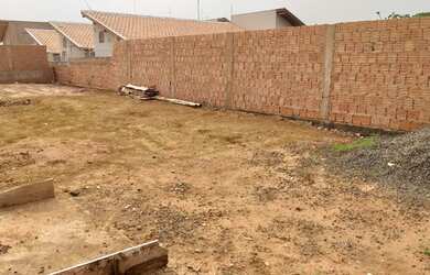 Imagem 7: Terreno 10x25, murado, com portão de elevação, padrão e pronto para construir