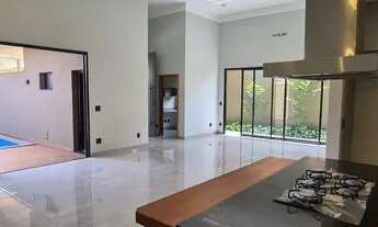 Imagem 2: Casa de condomínio térrea para venda possui 221 metros quadrados com 3 quartos