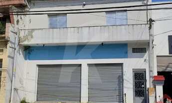 Imagem: Prédio com salão de 150m² e dois apartamentos