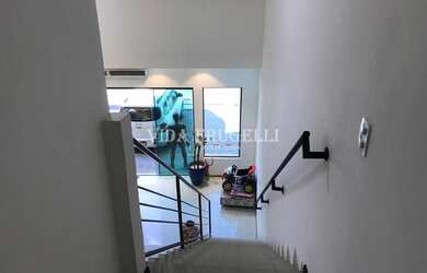 Imagem 7: Prédio comercial de 1.260m² de área construída, com 3 andares e 6 vagas de garagem. Santan