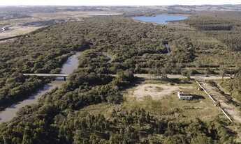 Imagem: Terreno com Prédio Industrial em Frente