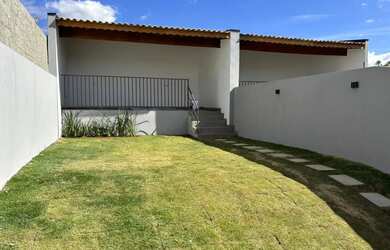 Imagem 2: Casa à venda em Piracaia - SP, com 2 dormitórios, 1 suíte e 2 vagas de garagem