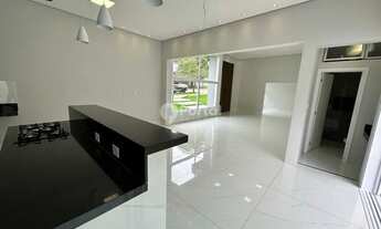 Imagem 6: Casa de condomínio térrea para venda possui 232 metros quadrados com 3 quartos