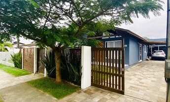 Imagem 2: Casa finamente mobiliada com piscina em Torres