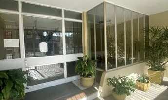 Imagem 6: Apartamento de dois dormitórios bem localizado na av. Mariante no bairro Rio Branco