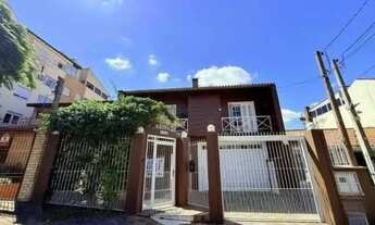 Imagem 2: Casa de 4 dormitórios, uma suíte, pátio com piscina nos fundos e espaço para até 3 carros