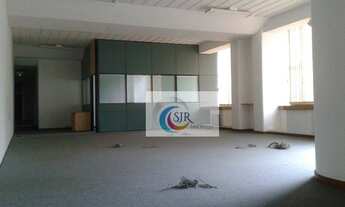 Imagem: Sala comercial de 562m² com piso elevado