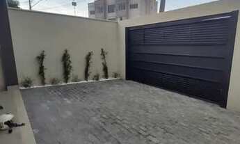 Imagem 5: Belíssima Casa de Alto Padrão com 4 Quartos, Porcelanato Completo e Varanda