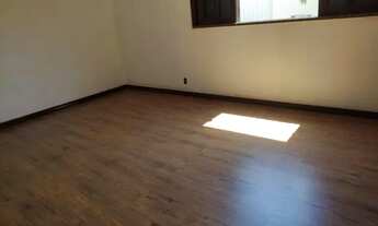 Imagem 7: Casa estilo colonial.<br><br><br>1 piso : Sala ampla,piso pedra , banhei