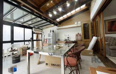 Imagem 5: Casa de três quartos, suíte e quatro vagas de garagem no bairro Menino Deus em Porto Alegr