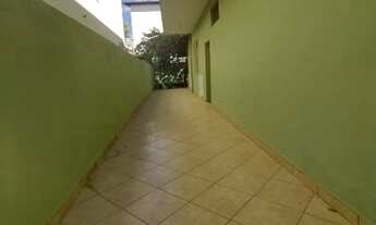 Imagem 2: Casa Geminada com Varanda e Área no Grã Duquesa