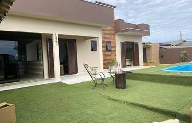 Imagem 3: CASA COM PISCINA A VENDA NO BALNEÁRIO RINCÃO POSSUINDO 03 DORMITÓRIOS SENDO 01 SUÍTE E 03