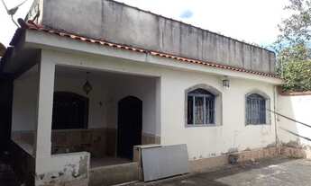 Imagem 2: Casa grande reformada com quintal amplo