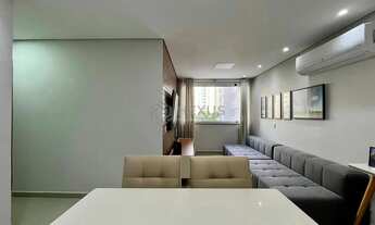 Imagem 2: Apartamento reformado com varanda e lazer a uma quadra da Praia das Pitangueiras, Guaruja