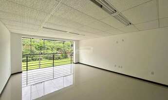 Imagem 6: Oportunidade comercial! Loja com 50m², 01 banheiro exclusivo da sala, amplo espaço de esta