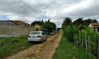 Imagem 5: Terreno murado, plano e com sapata de casa para três quartos e três banheiros pronta